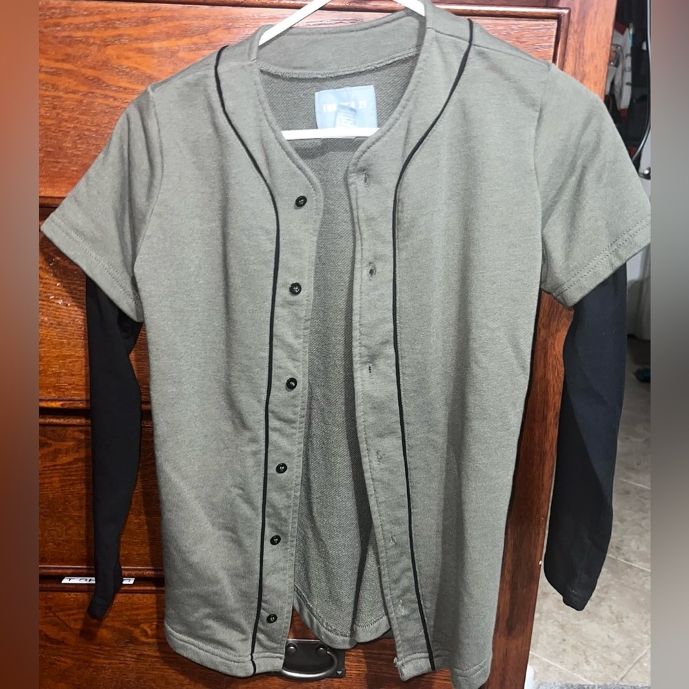 $2 BOSE BASEBALL TYPE SHIRT SIZE XL. Runs small. $2 with any $10 order